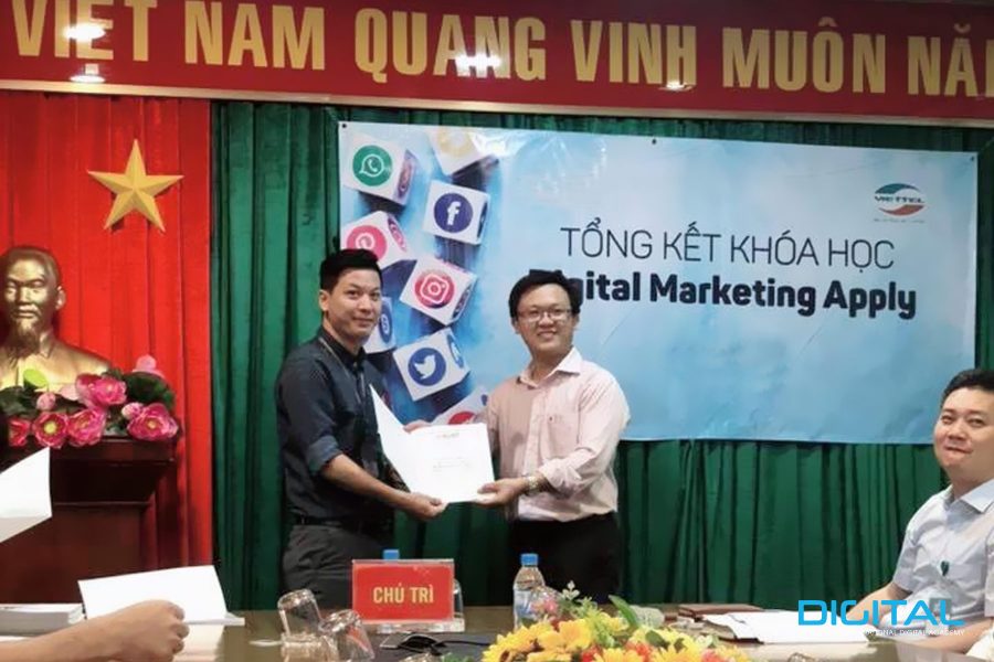 Thầy Nguyễn Hữu Phát trực tiếp trao bằng tốt nghiệp cho nhân viên Viettel