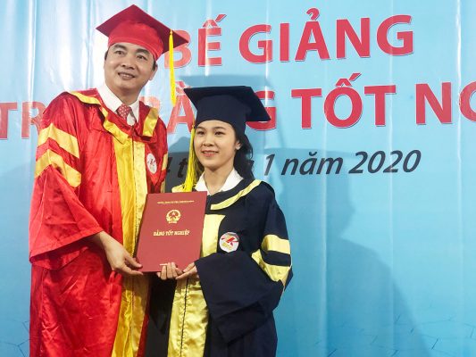 TS Hoàng Văn Phúc trao bằng tốt nghiệp cho học viên